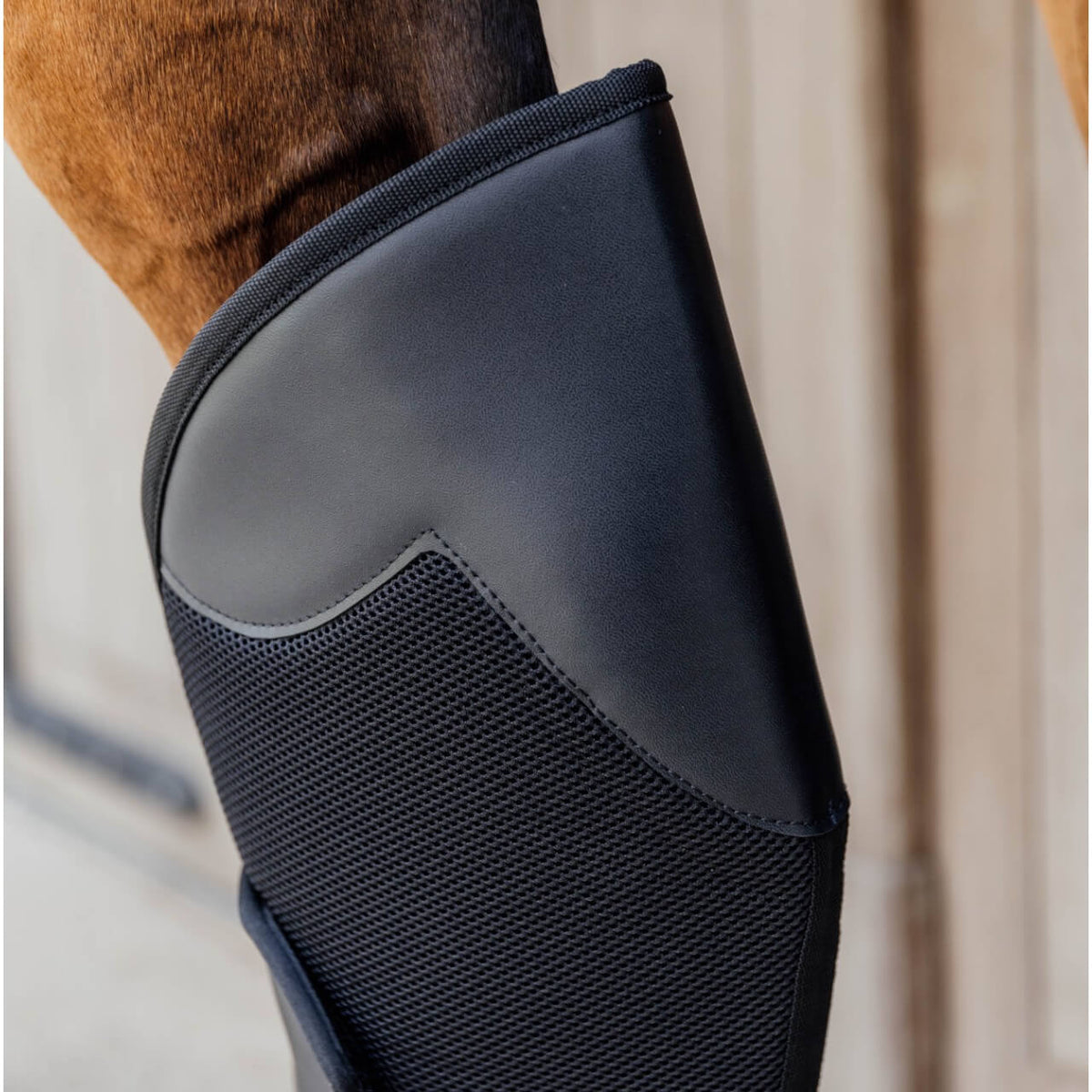 Kentucky Horsewear Transportgamaschen 3D Spacer Hinten Travel Boots, Schwarz, Detailaufnahme am Pferdebein.