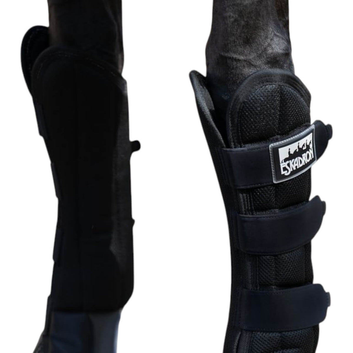 Eskadron Transportgamaschen Mesh Set Beinschutz, Schwarz, Produkt an Pferdebeinen.