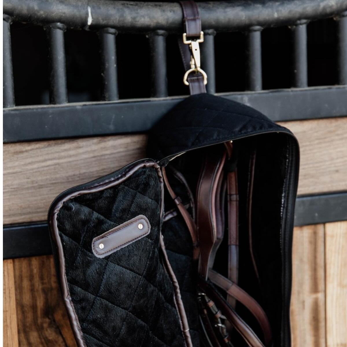 Kentucky Horsewear Trensentasche Schwarz L, Produkt allein an der Box aufgehängt.