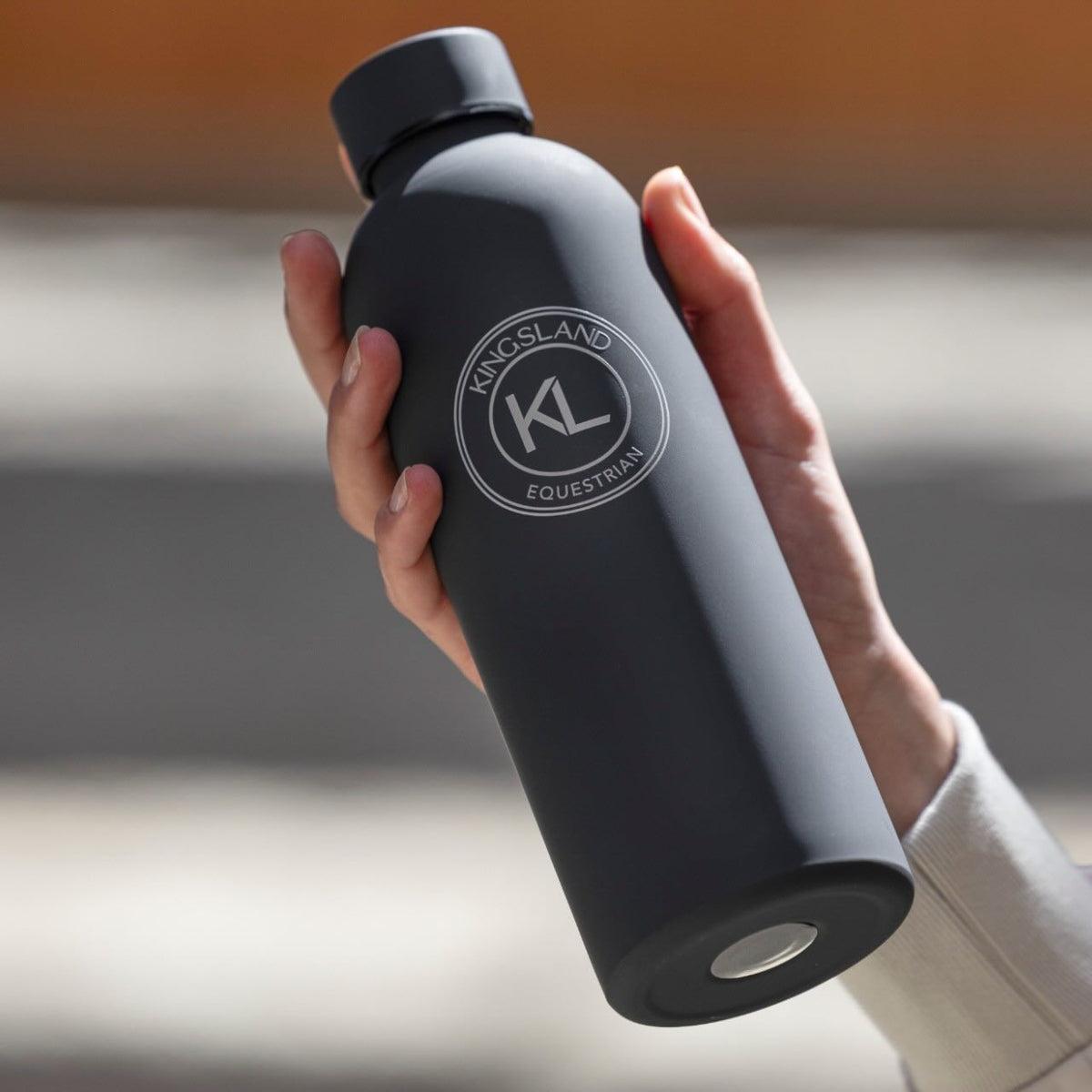 Kingsland Trinkflasche KLLeroy FS 2026 Wasserflasche, Schwarz, in der Hand gehalten.