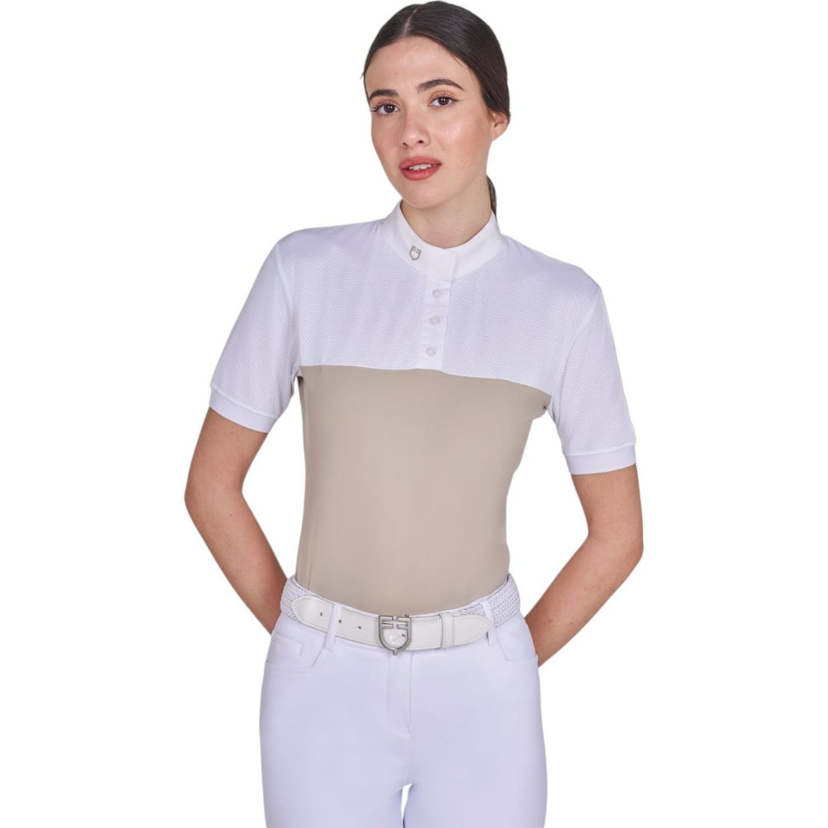 Turniershirt Damen Competition Polo FS 2026 Shirt, Oxford Tan, an Model getragen.