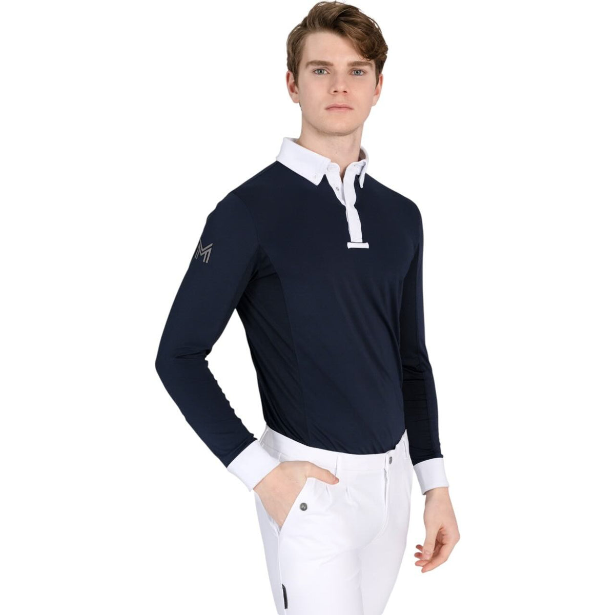 Maximilian Equestrian Turniershirt Herren Langarm Focus Competition Shirt, Dunkelblau, Mann trägt das Shirt.