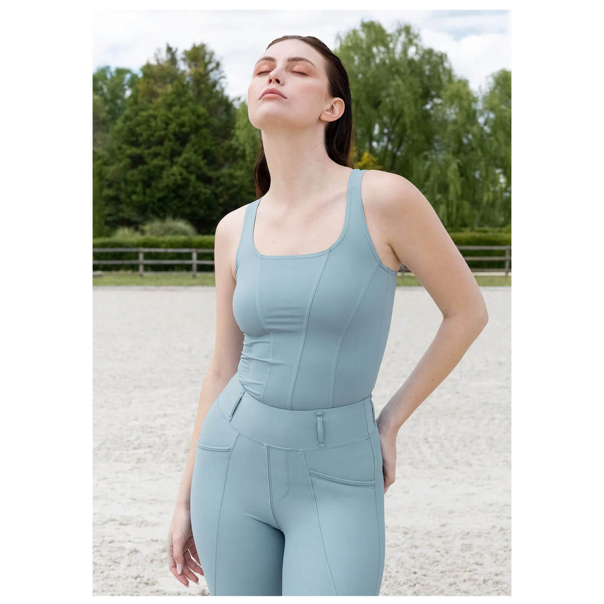 Maximilian Equestrian Tanktop Pulse Tank Top, hellblau, Person trägt das Oberteil im Freien.