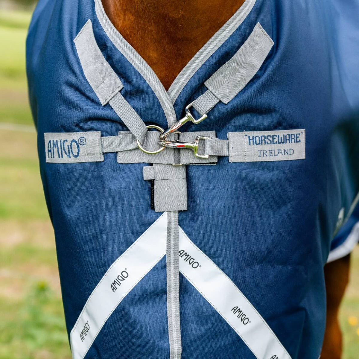 Horseware Ireland Weidedecke Amigo 100g 1200D Turnout Decke, Blau, Detailaufnahme am Pferd.