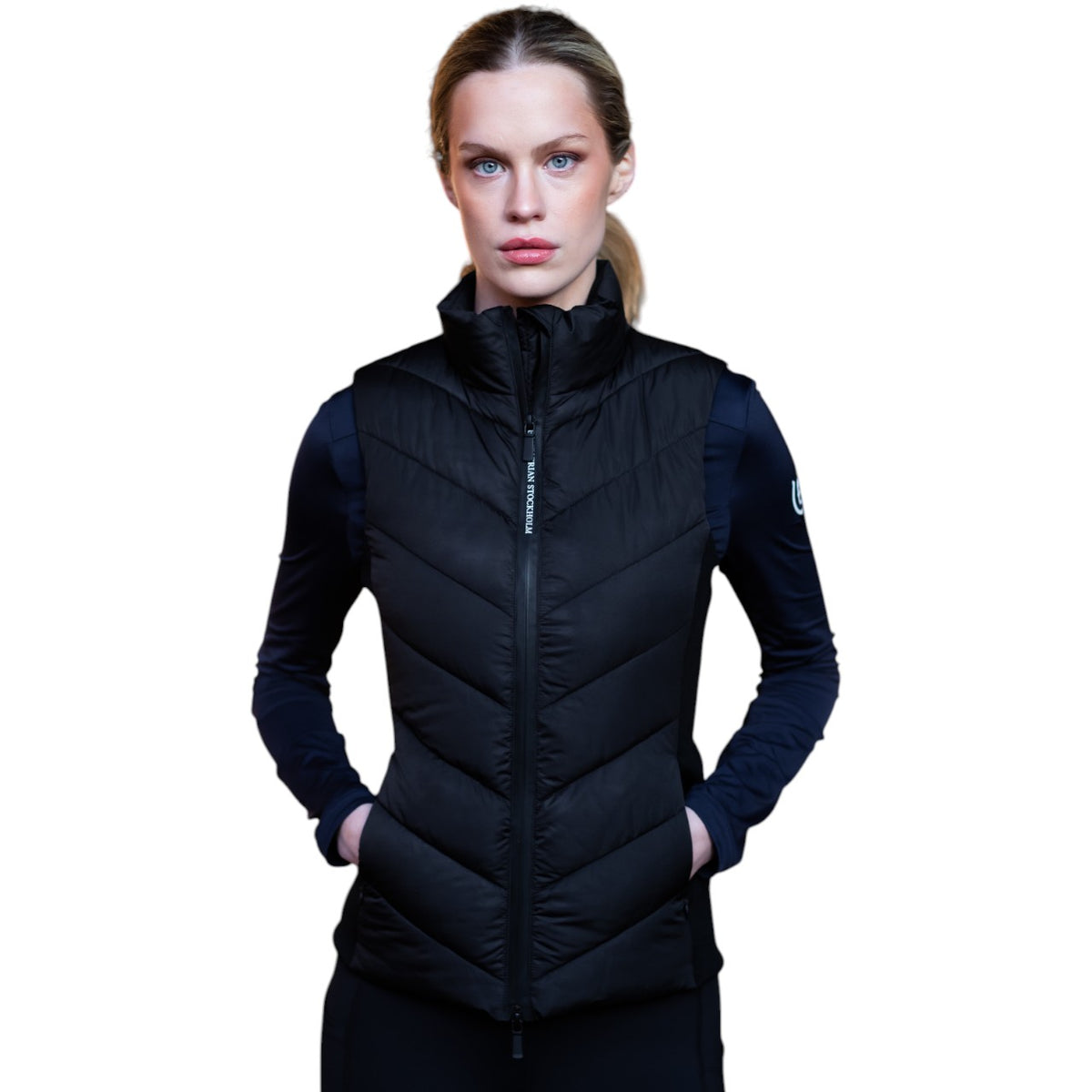 Equestrian Stockholm Steppweste Damen Versatile Black Weste, Black, Person trägt die Weste.