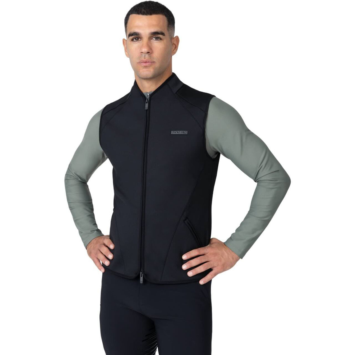 Maximilian Equestrian Weste Herren Grid Technical Vest, schwarz, Mann trägt die Weste.