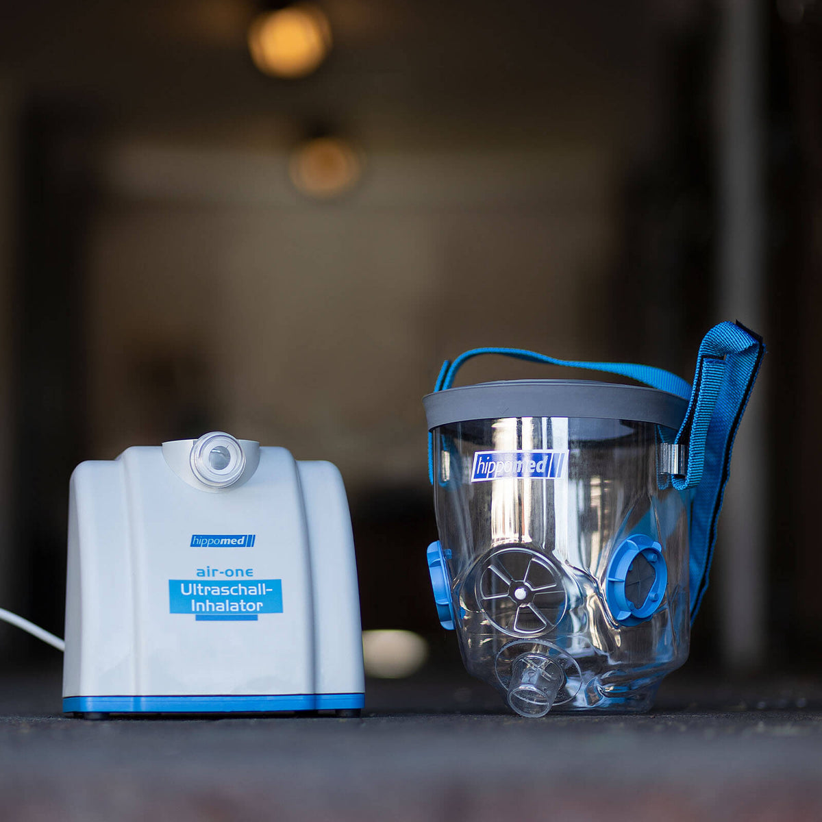 Hippomed Ultraschall-Inhalator inklusive Warmblutmaske AirOne, Produkt mit Maske und Inhalator nebeneinander.