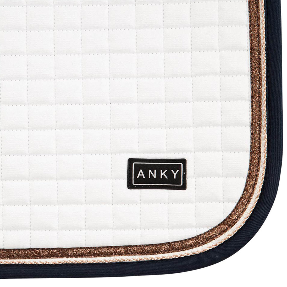 ANKY Schabracke Dressur XB21007 Cotton Twill, Weiß, Detailaufnahme der Schabracke.