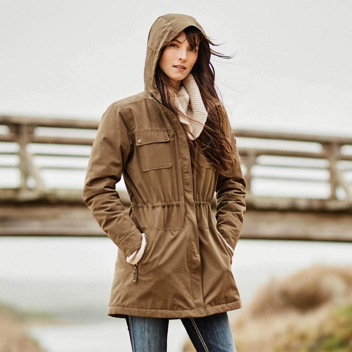Ariat Parka Damen Argentium Wintermantel, Braun, Frau trägt den Mantel.