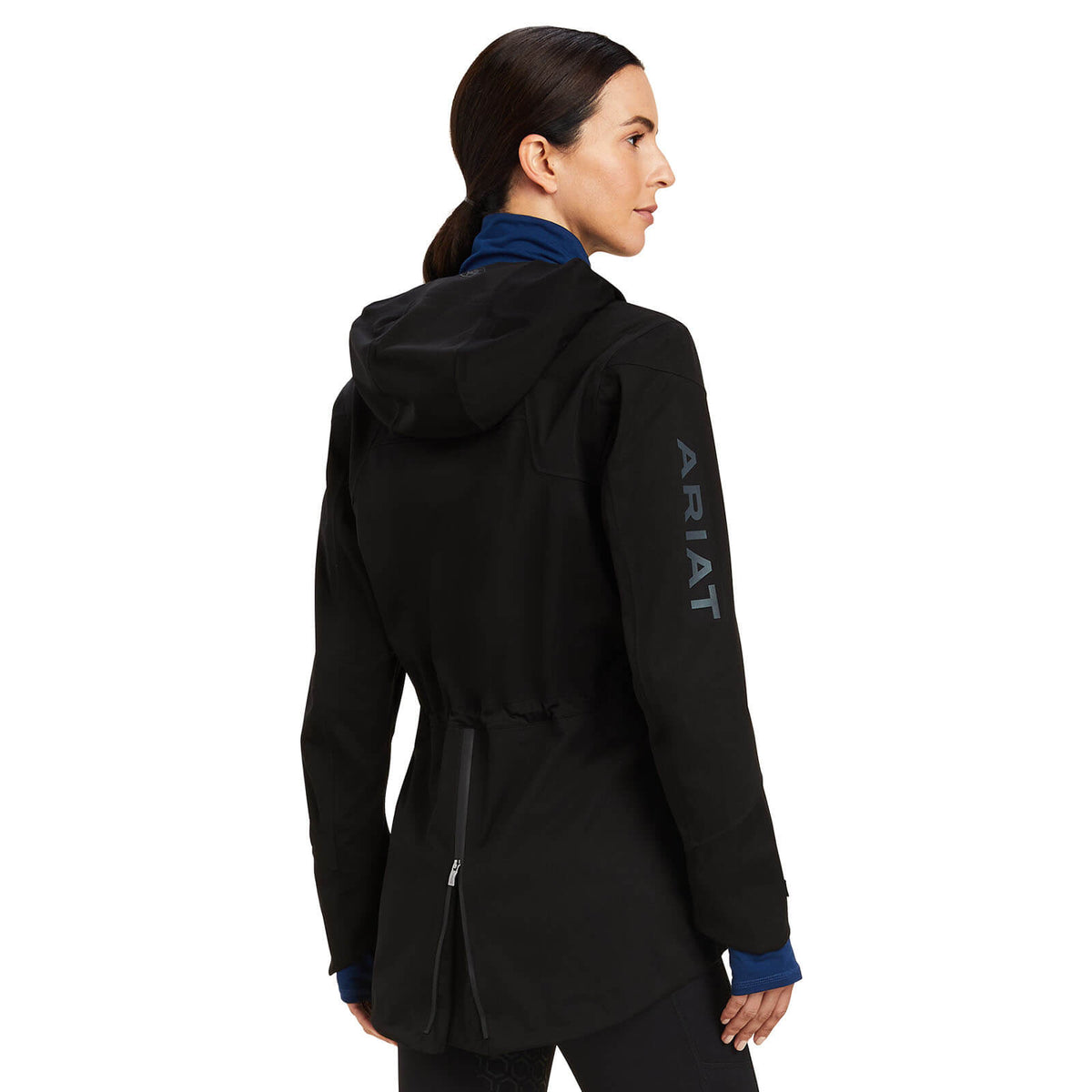 Ariat Regenjacke Damen Venture H2O Jacke, Schwarz, Person trägt die Jacke von hinten.