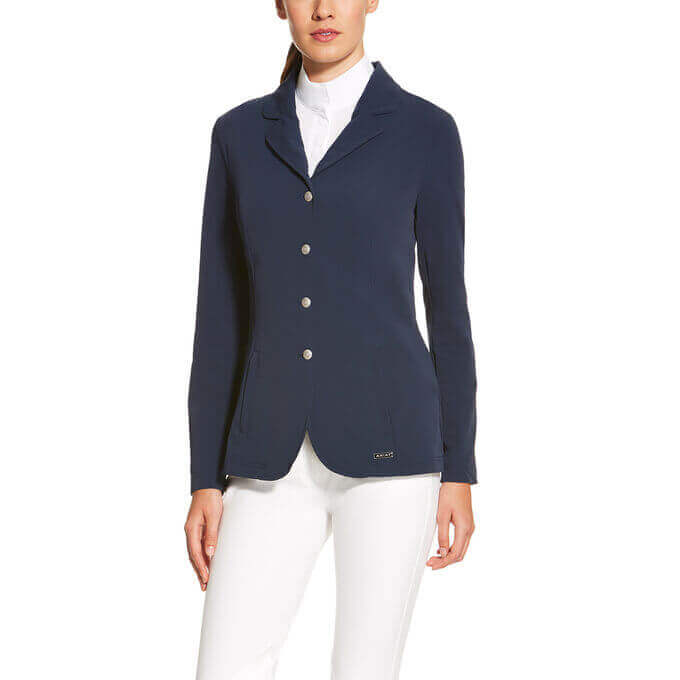 Ariat Show Coat Artico, Navy, Reiterin trägt das Turnierjacket.