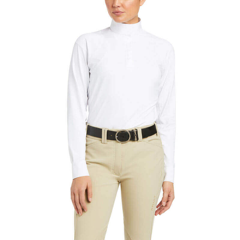 Show Shirt Auburn, White, Person trägt das Turniershirt.