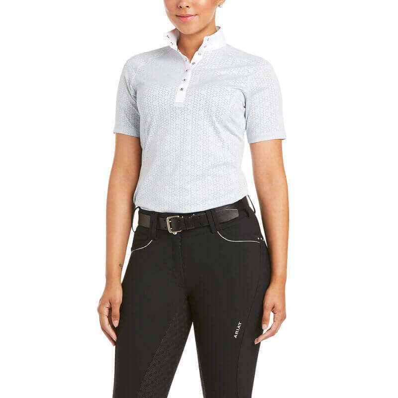 Ariat Show Shirt Showstopper, Pearl Grey, Reiterin trägt das Shirt.
