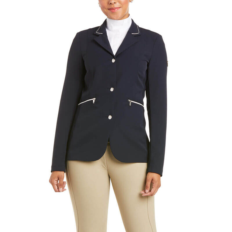 Turnierjackett Damen Jacket Galatea Asteri Show Coat, Navy, Frau trägt das Turnierjackett.
