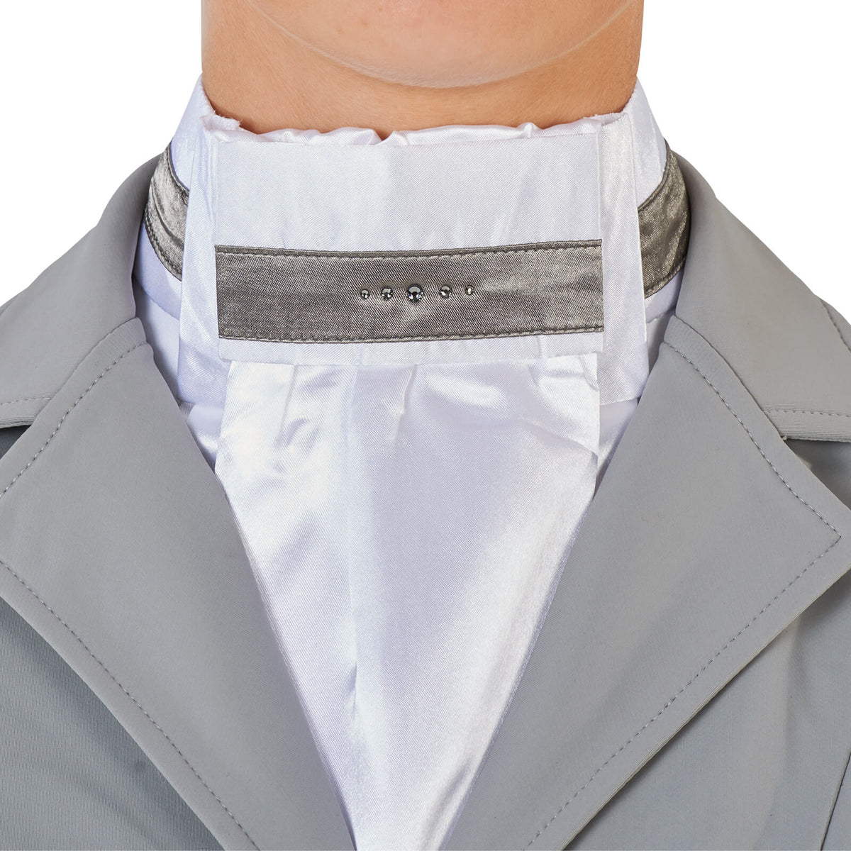 Plastron Caprice, Grau/Weiß, Detailaufnahme am Turnieroutfit mit Strasssteinen.
