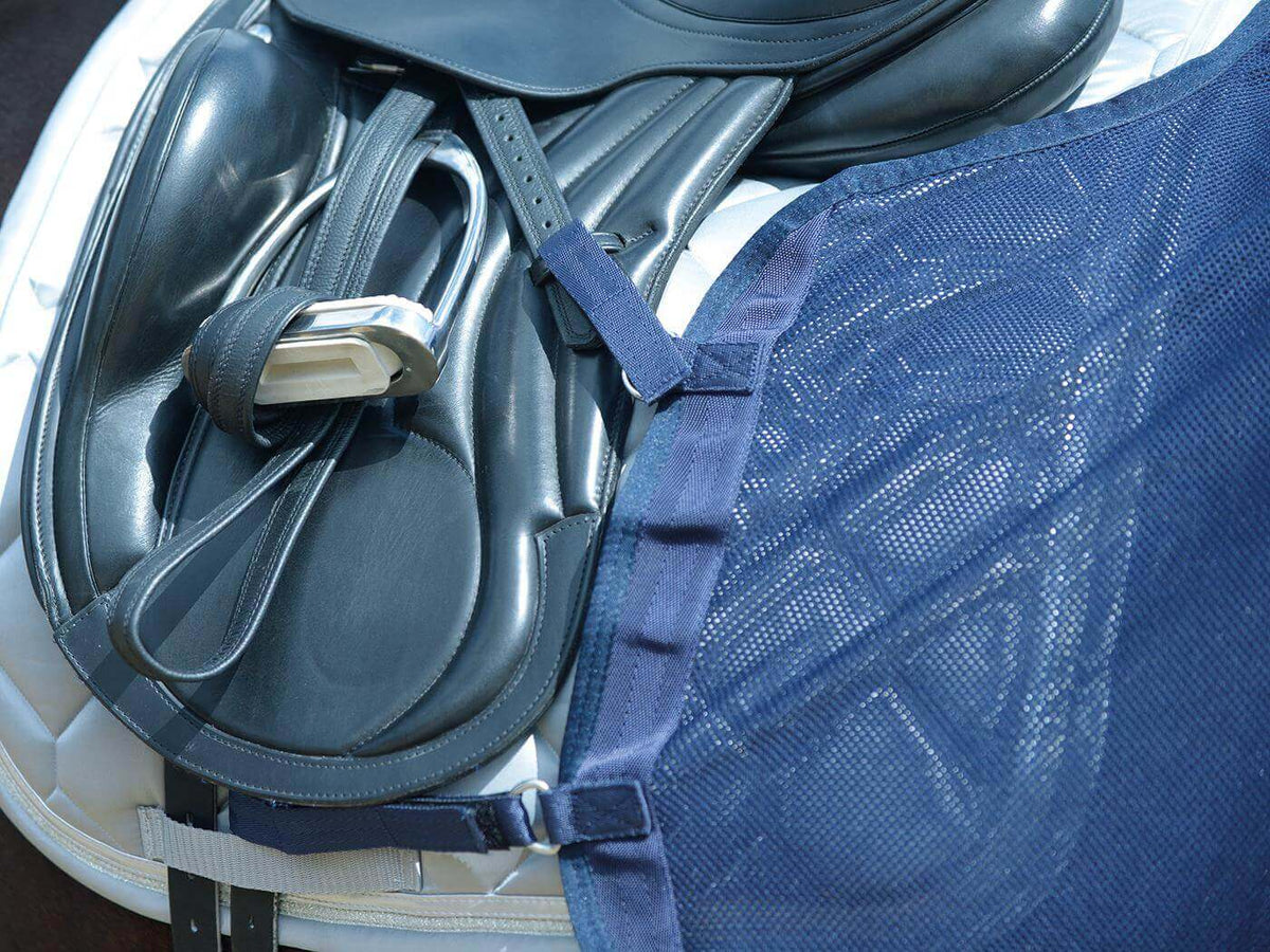Trainingsdecke Fly Fliegendecke, Blau, Detailaufnahme auf dem Sattel.