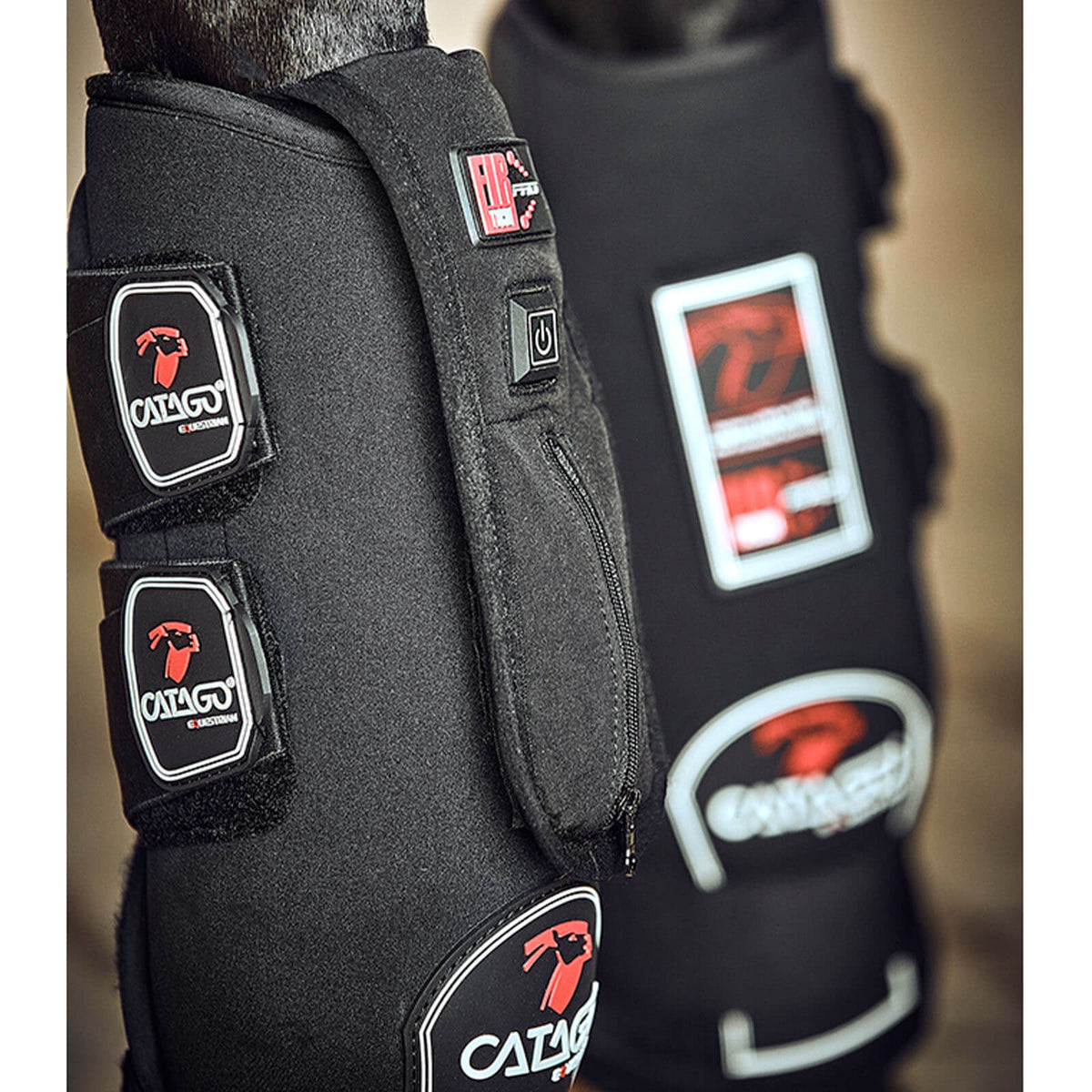 Catago Equestrian Stallgamaschen FIR-Tech, schwarz, Detailaufnahme am Pferdebein.