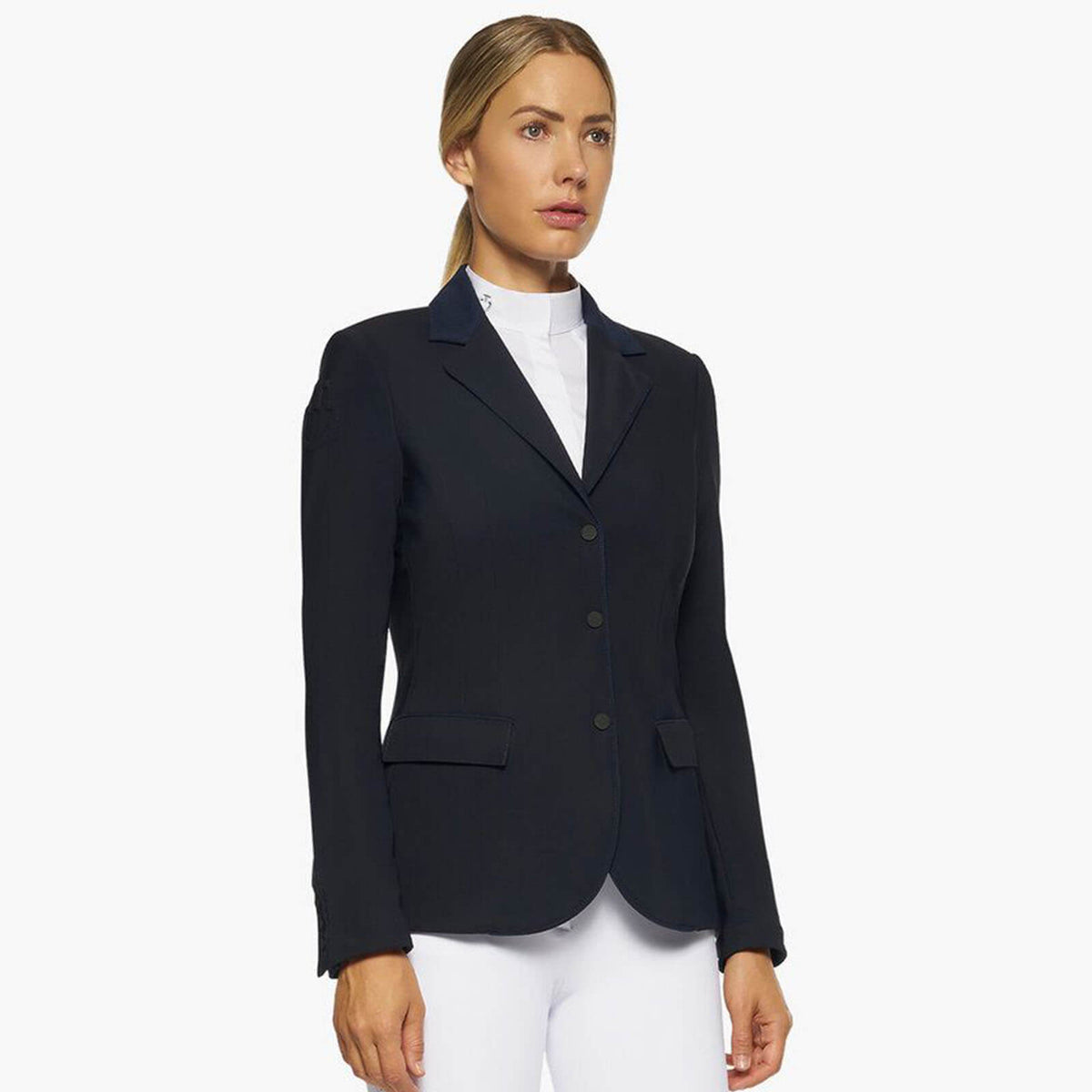 Cavalleria Toscana Turnierjacket Damen GP Zip Riding Jacket Turniersakko, Dunkelblau, Person trägt das Produkt.