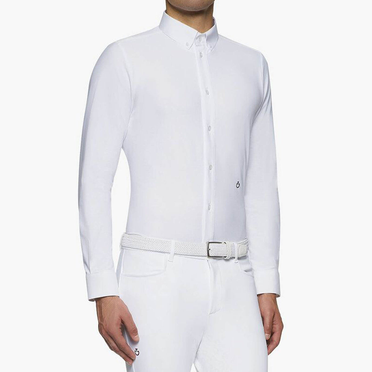Turniershirt Herren Guibert Shirt L/S Classic Langarm, Weiß, Mann trägt das Shirt mit Reithose.