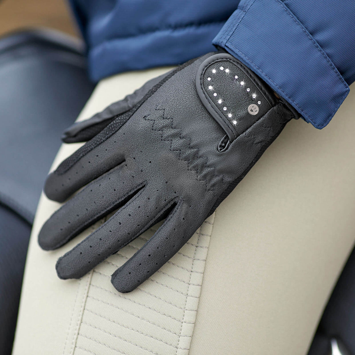 E.L.T Reithandschuh Allrounder Winterhandschuh, Schwarz, Detailaufnahme an der Hand getragen.