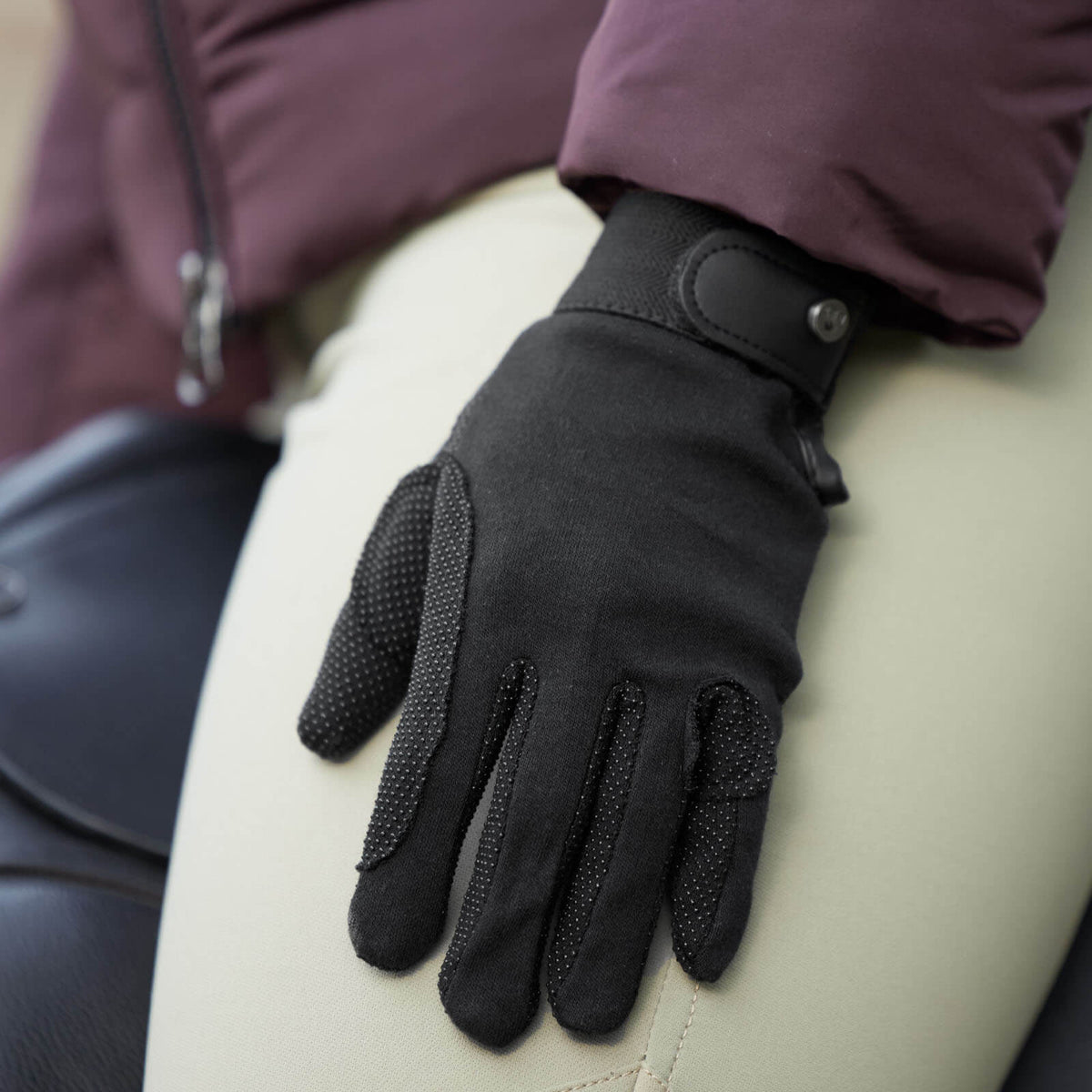 Reithandschuh Picot Winterhandschuh, Schwarz, Detailaufnahme am Arm.