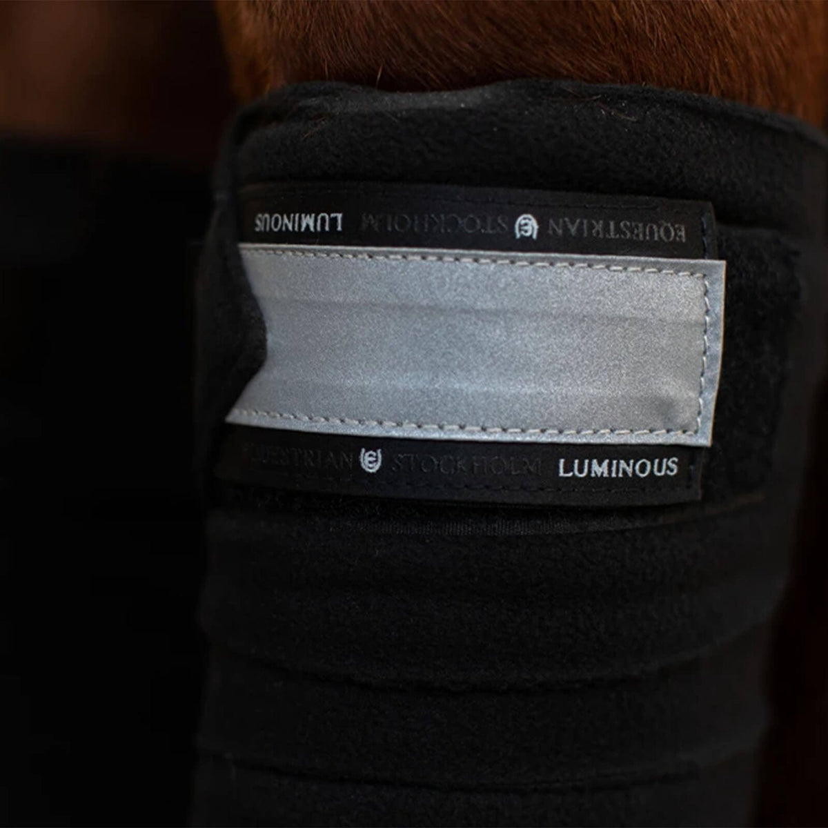 Bandagen Luminous Black HW 2022 Fleecebandagen, Schwarz, Detailaufnahme am Pferdebein.