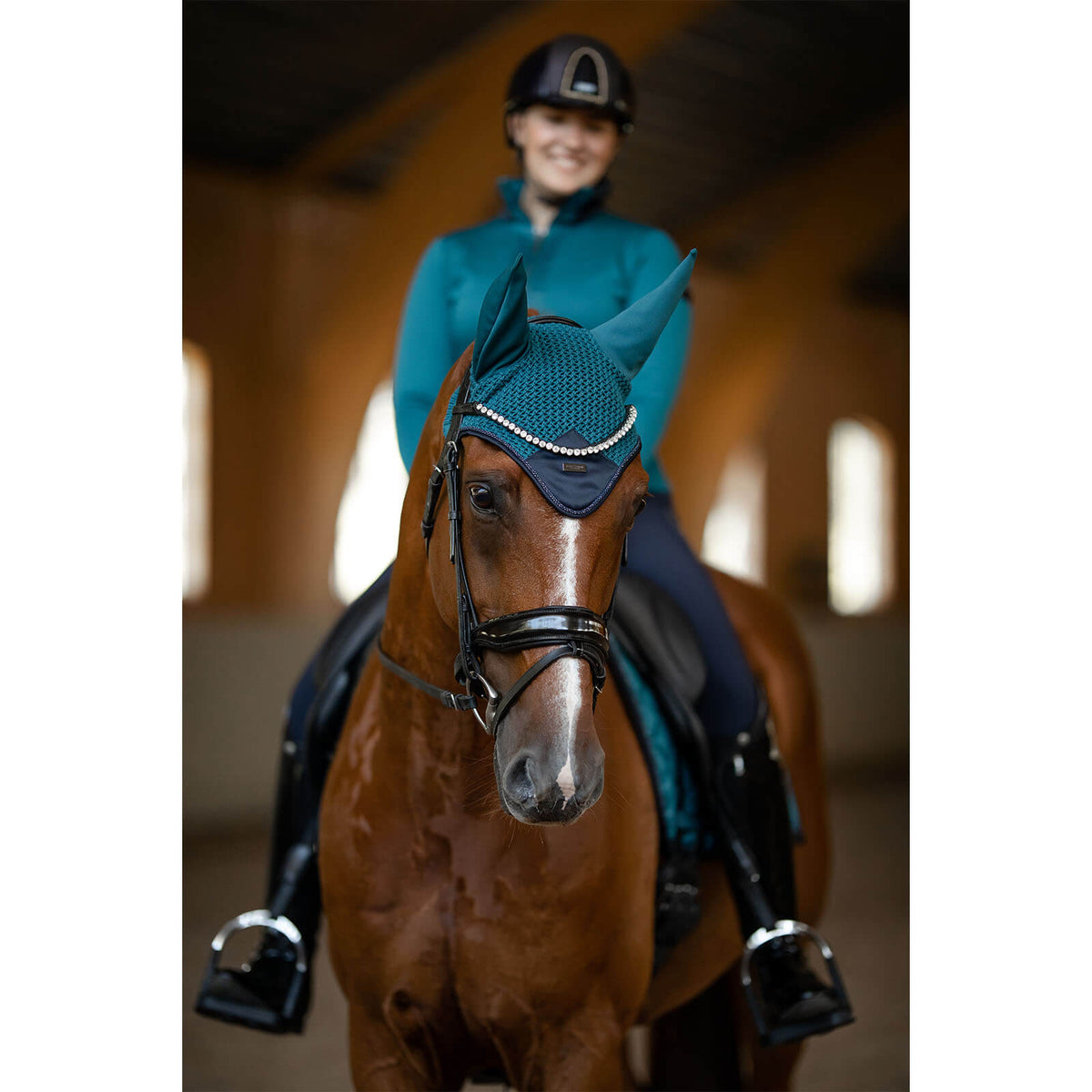 Equestrian Stockholm Fliegenmütze Aurora Blues Fliegenohren, Aurora Blues, am Pferd getragen.