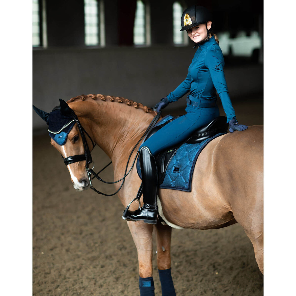 Fliegenhaube Blue Meadow Glimmer Fliegenmütze, Marineblau, Reiterin auf Pferd in der Halle.