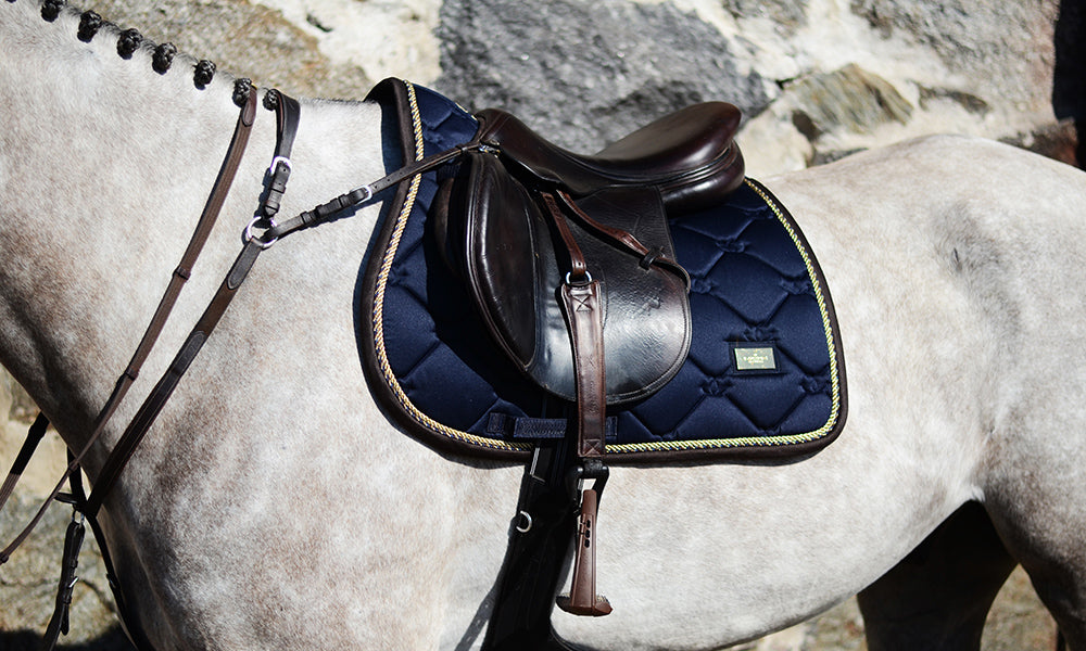 Equestrian Stockholm Springschabracke Royal Classic, Navy, auf gesatteltem Pferd.