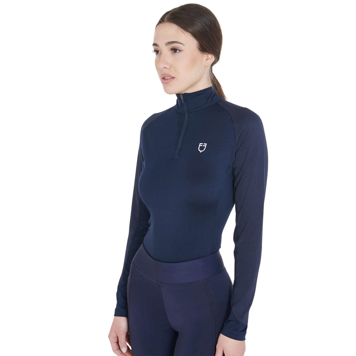 Equestro Langarmshirt Damen Slim Fit Long Sleeve Baselayer, Navy/White, Frau trägt das Produkt.