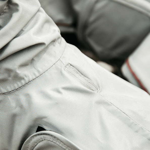 Hunde Regenmantel Hunderegenjacke, Produktdetail in Pale Grey.