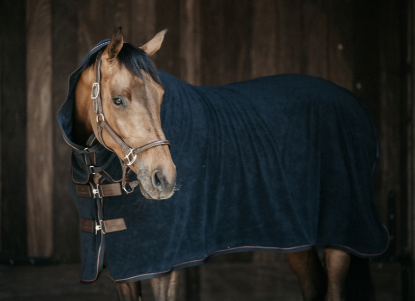 Abschwitzdecke Towel Rug, Dunkelblau, Pferd trägt die Decke in der Stallgasse.