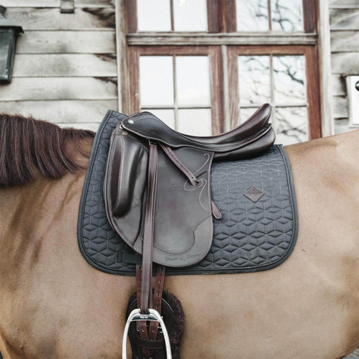 Dressurschabracke Classic Schabracke, Grey, am Pferd unter dem Sattel.