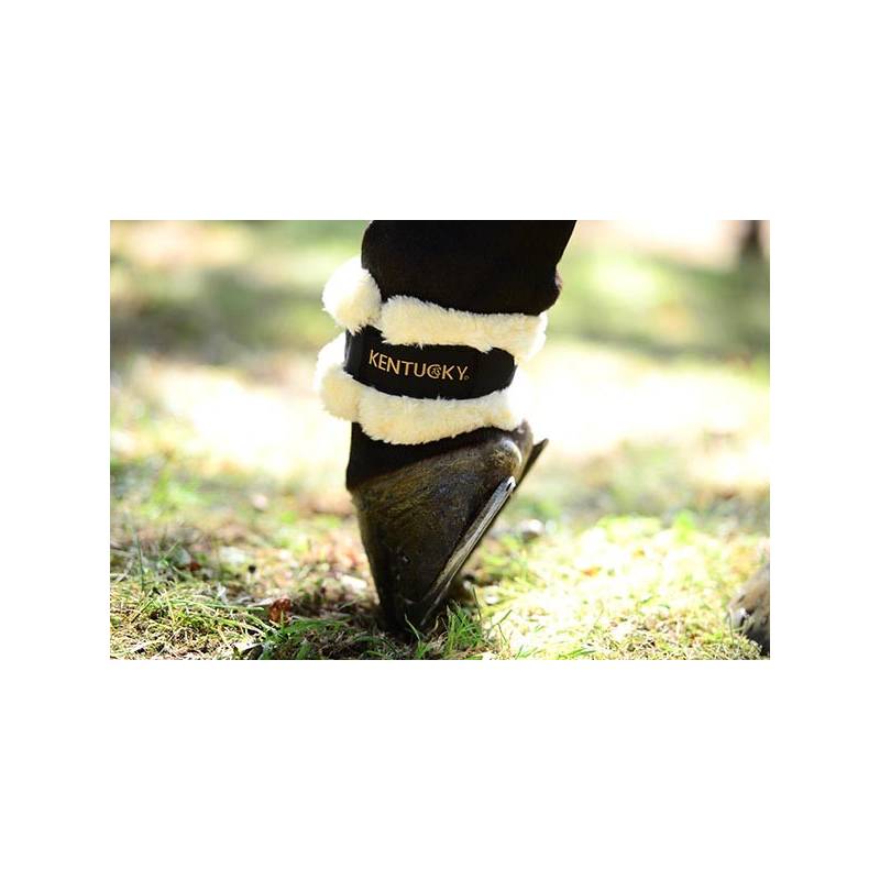 Kentucky Horsewear Fesselschutz Lammfell Beinschutz, Schwarz, am Pferdebein im Freien.