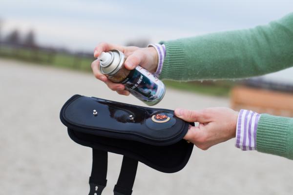 Kentucky Horsewear Gamaschenreiniger Reinigungsspray für Gamaschen, Detailaufnahme beim Aufsprühen auf Gamasche.