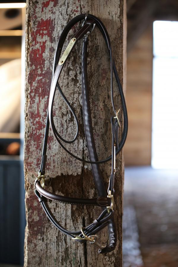 Kentucky Horsewear Hundeleine Führleine Leather Covered Chain Lederleine, schwarz, am Pfosten aufgehängt.