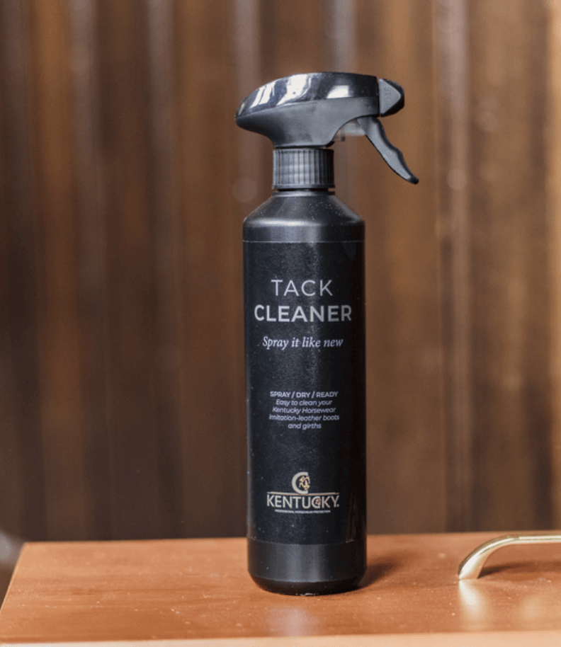 Kentucky Horsewear Lederpflege Tack Cleaner Reinigungsspray für Kunstleder, Produkt allein auf Holzfläche.