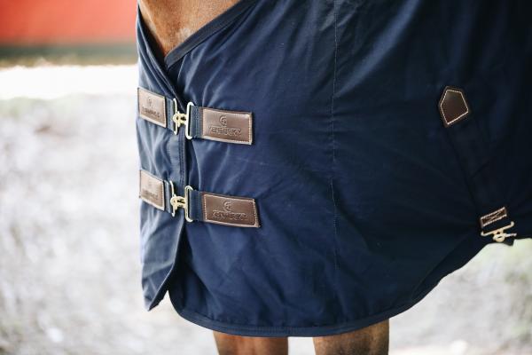 Kentucky Horsewear Abschwitzdecke Cotton Sheet Turnierdecke Transportdecke, dunkelblau, Detailaufnahme am Pferd.