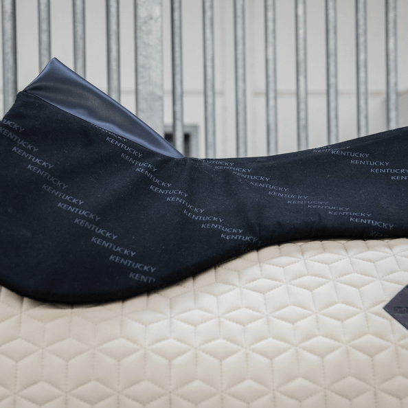 Sattelpad Impact Equalizer Half-Pad Memory-Schaum Sattleunterlage, schwarz, Detailaufnahme auf Sattel.
