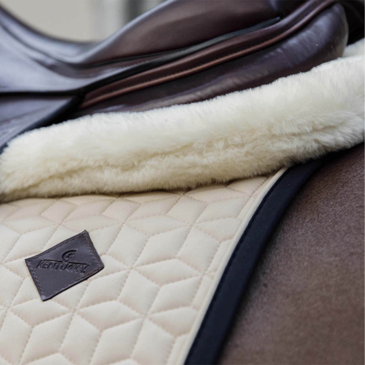 Kentucky Horsewear Sattelpad mit Fell Impact Equalizer 10 mm, Weiß, Detailaufnahme am Pferderücken.