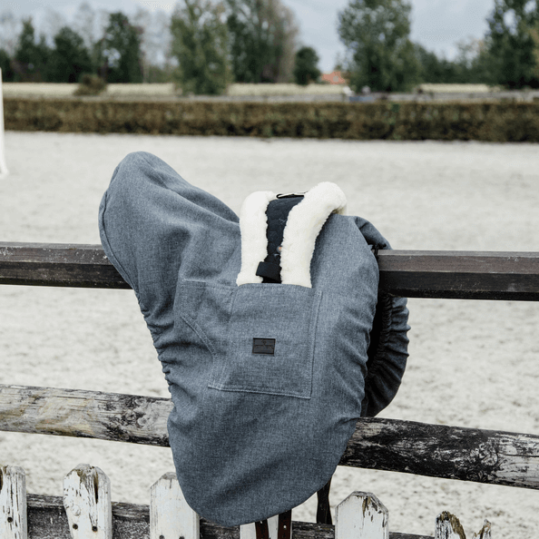 Sattelschoner Dressage, Grau, Produkt allein über einem Zaun.