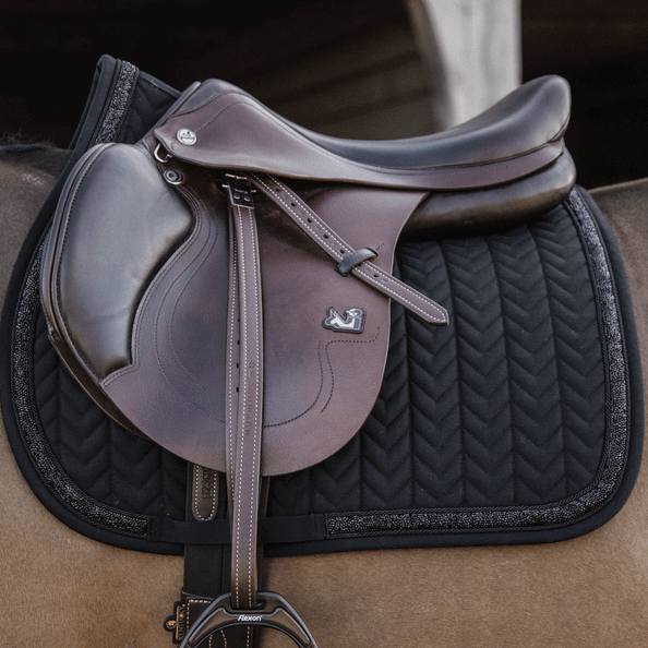 Kentucky Horsewear Springschabracke Glitter Stone Sattelunterlage, Schwarz, Detailaufnahme auf Pferd unter Sattel.