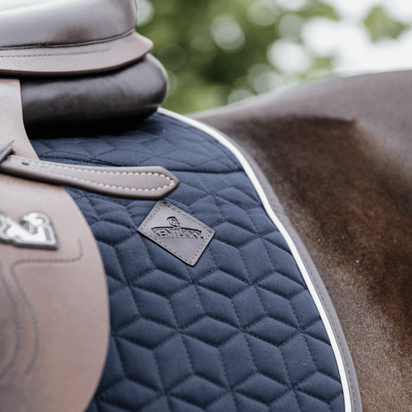 Springschabracke Skin Friendly Sternmuster Sattelunterlage, Navy, auf einem Pferd unter dem Sattel.