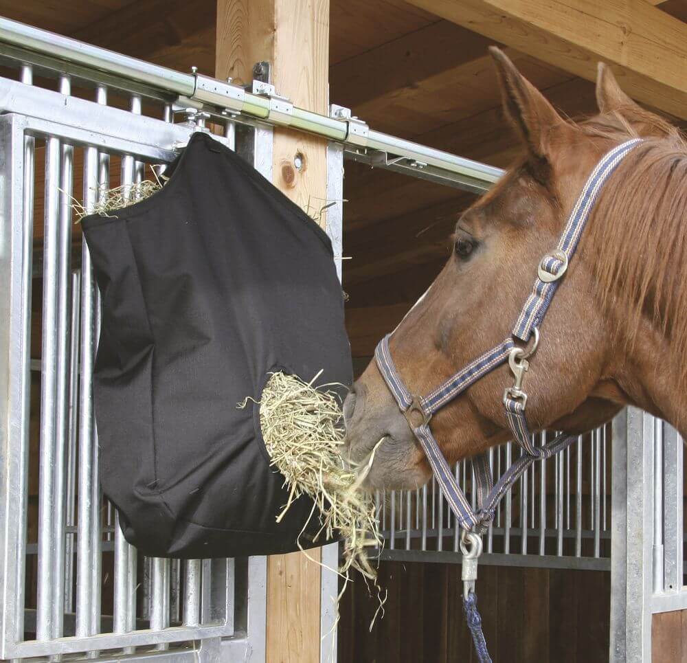 KERBL Heusack, Schwarz, Pferd frisst Heu im Stall.