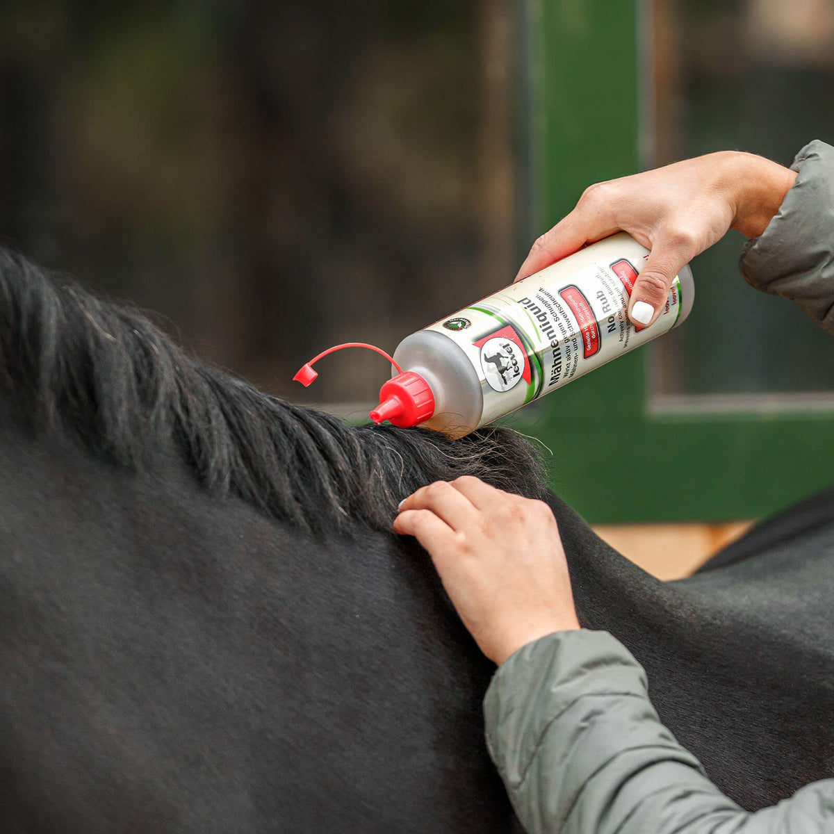 leovet Mähnenliquid, Flasche, Anwendung auf Pferdemähne.