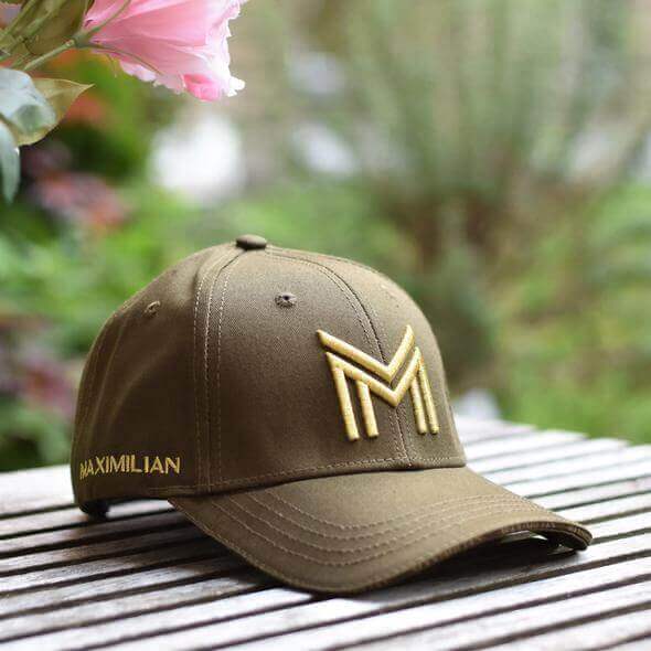 Maximilian Equestrian Cap Basecap Kappe, Braun, Produkt allein auf Holztisch.