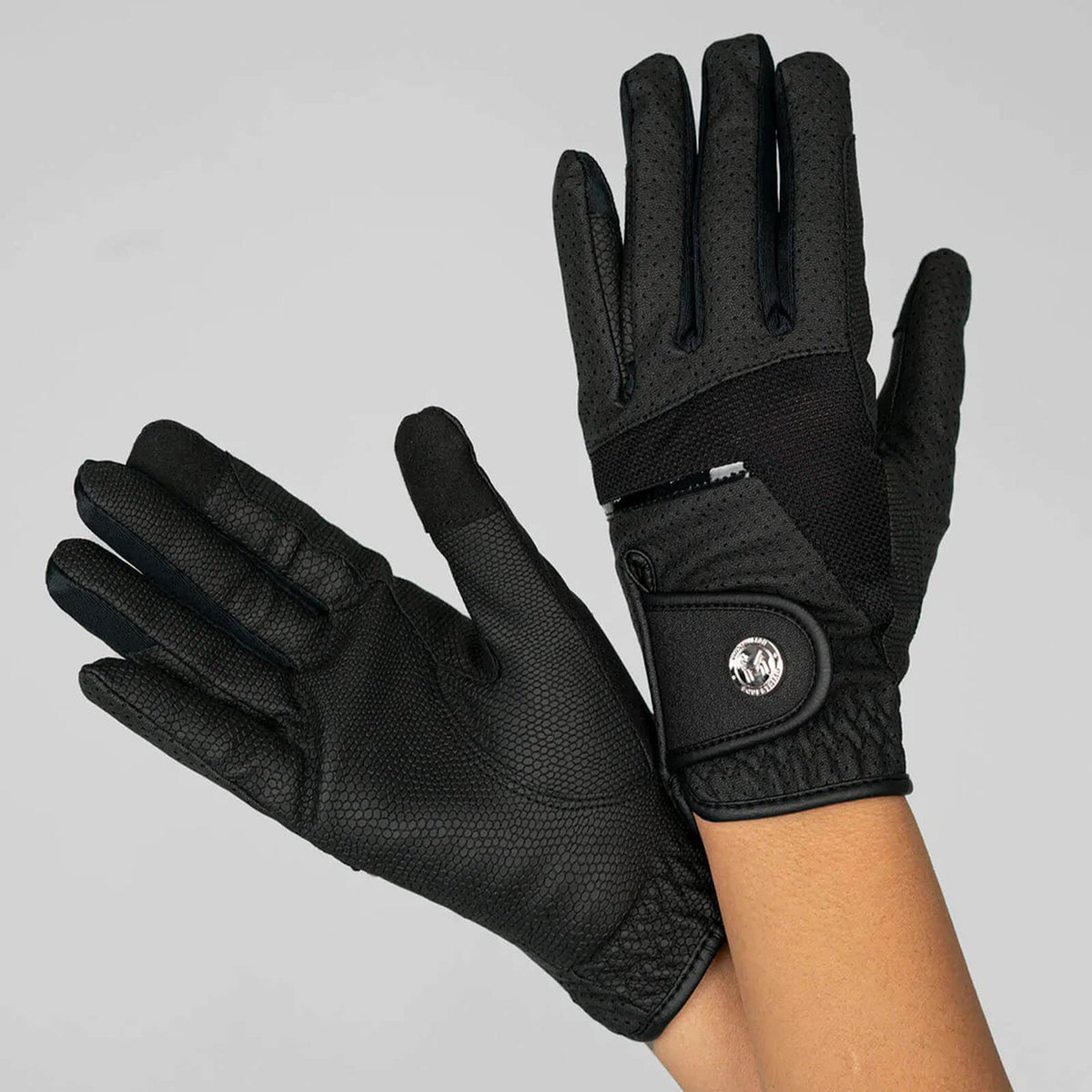 Handschuh Max Reithandschuh, Black, an einer Hand getragen.