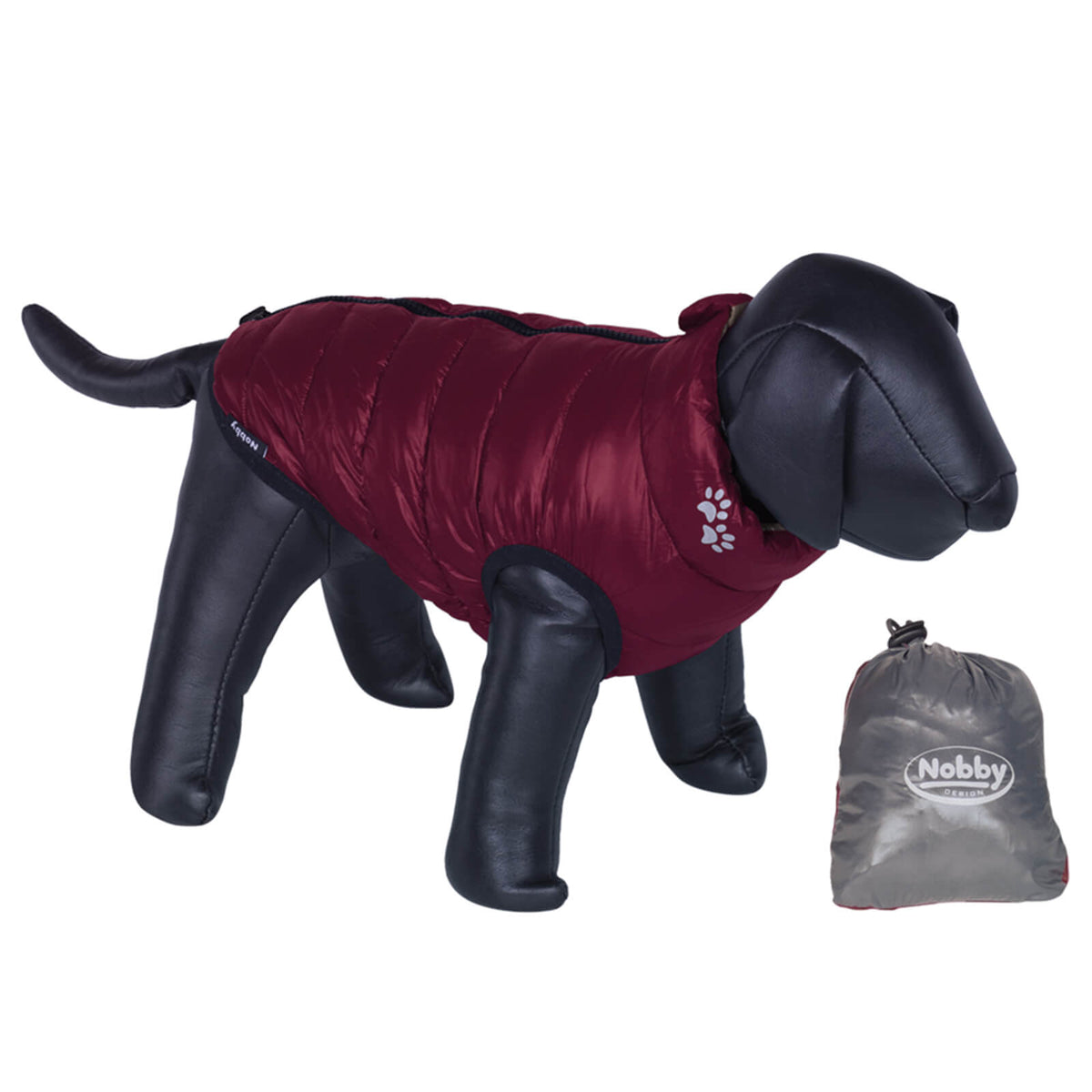 Nobby Hundemantel Light, bordeaux, Hundemantel am Hund und Packbeutel.