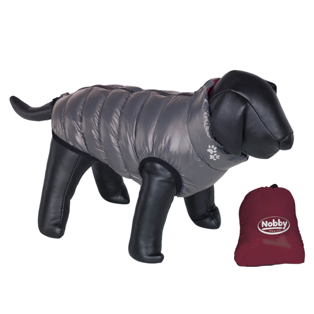 Nobby Hundemantel Light Bordeaux-grau, Hund trägt den Mantel und daneben die gefaltete Tasche.