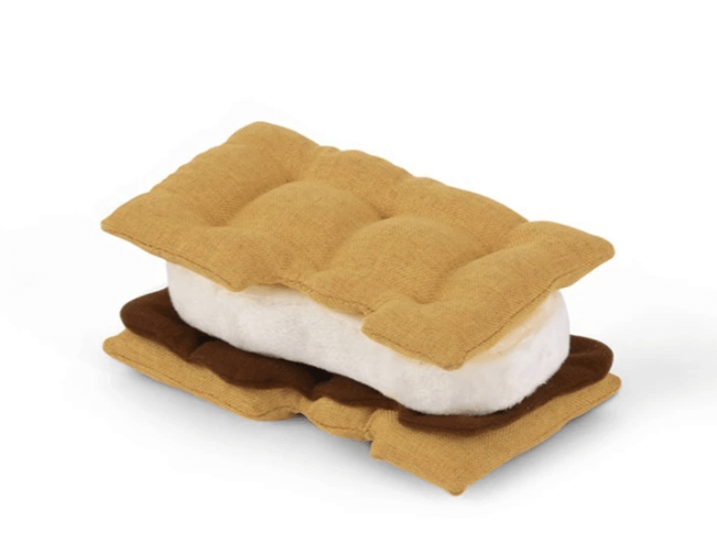 P.L.A.Y. Hundespielzeug Camp Corbin Collection Gimme S'more, Produkt allein auf weißem Hintergrund.